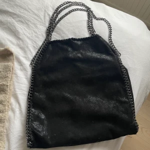 Likande Stella McCartney  - Väska i super bra skick nästan aldrig använd! Får plats med väldigt skolgrejer, smink allt möjligt.