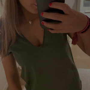 Zadig&Voltaire t-shirt - Super fin Zadig tröja med detaljer i ryggen. Den är helt ny, bara andvänd någon få gång. Grön fin färg går och matcha till allt. Köpt för 950kr!