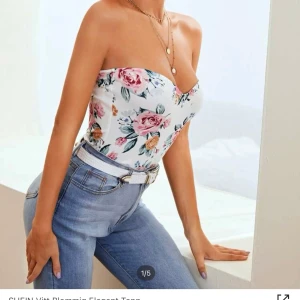 Blommig bandeau topp - Jätte fin Blommig bandeau topp från shein i storlek s/36, aldrig använd.😊💞