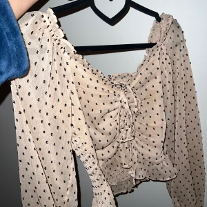 Topp ifrån Bikbok - Ursnygg blus ifrån Bikbok. Endast använd 1 gång. 