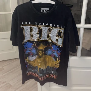 Vintage t shirt med rhinestones - Vintage t-shirt med Custom rhinestones. Galet snygg biggie smalls tröja, aldrig använd. Storlek M. Märke pull&bear