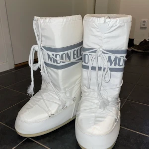 Moonboots - Använd en vinter. Jätte fint skick. Har 38 i skostorlek o dessa passar bra på!