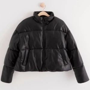 Vadderad jacka i läderimitation  - Säljer nu min jacka ifrån lindex i storlek S då den aldrig kommer till användning. Använd en gång!! Nypris 799❤️