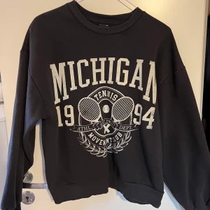 Sweatshirt från Gina tricot - Vid intresse Skriv privat för bilder med tröjan på !  Passad både Xs/S