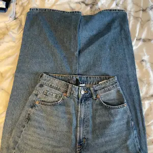 ett par utsvängda jeans från h&m, högmidjade 