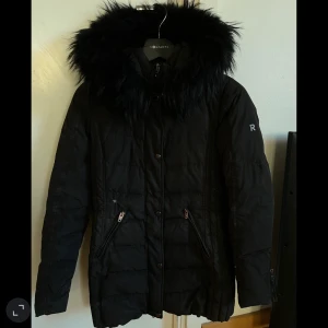 Rock and blue jacka  - Rock and blue jacka med svart päls.  