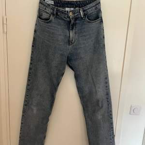 Straight fit Collusion jeans i väldigt bra skick. Storlek W32 L36 (XL)