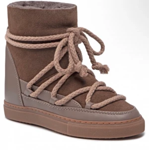 inuikiis - Säljer mina inuikiis i storlek 37, dom är i väldigt bra skick och köptes för bara någon månad sedan på plick men känner att jag hellre vill ha UGGS💕skriv för fler bilder! Skorna är i färgen taupe