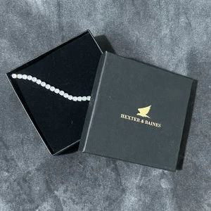 Armband  - Säljer dessa två armbanden som är super snygga, köpte de för 499 kr styck och säljer båda för 800 kr. Går att köpa bara en av de, priserna går att diskuteras, skriv om ni har frågor💕💕