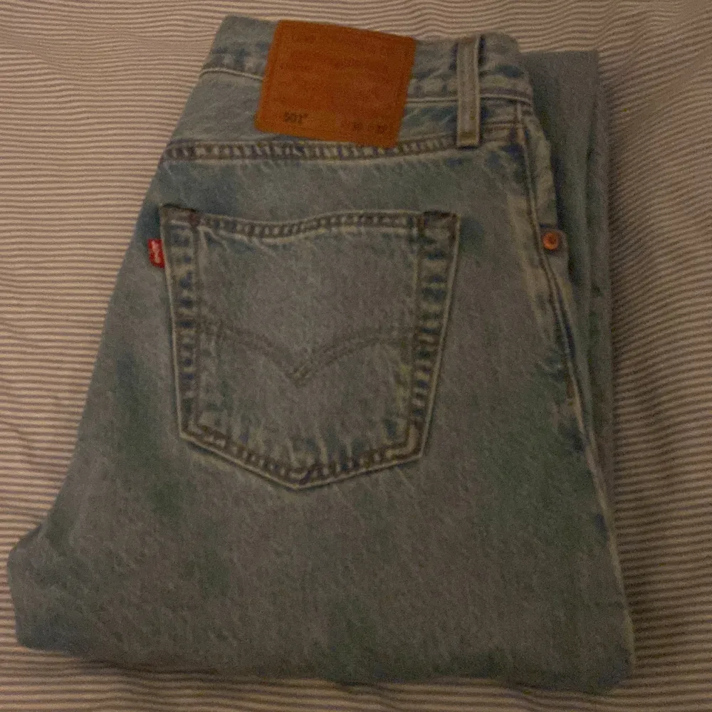 Säljer dessa Levis jeans då dom var för små och tajta. Har använt dom  2-3 gånger.. Jeans & Byxor.