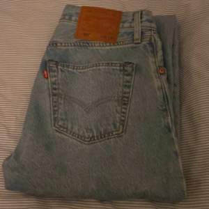 Säljer dessa Levis jeans då dom var för små och tajta. Har använt dom  2-3 gånger.