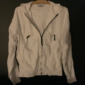 ston island tröja i bra skick - En vit och snygg hoodi från stone i perfekt skick nästan helt oanvänd. Säljer den pågrund av att den inte har kommit till användning. Storleken skulle jag säga är S 