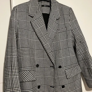 Kavaj - En jättesnygg kavaj från Gina trico i str38 använd ett par gånger. 