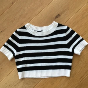 Randig stickad topp - 🐼Från: H&M🐼Orginalpris: 150kr🐼Nytt pris: 30kr+frakt🐼Inga skador eller fläckar🐼Kommer ifrån djur och rökfritt hem🐼
