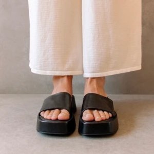 Platåsandaler - Otroligt fina och stilrena platåsandaler från ”Svegan”, ett veganskt märke som satsar på hållbarhet! Har använt dom 1 gång och säljer för att de inte passade mina fötter. Skulle säga att de är en perfekt 35a. Frakt ingår i priset 🚚