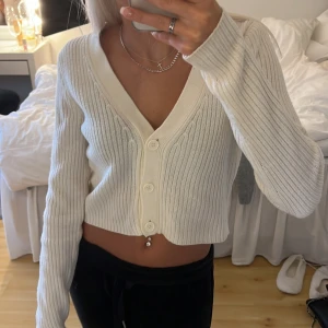 Kofta - Säljer denna sköna stickade koftan från H&M i storlek M men sitter som en XS. Den är crémevit. 