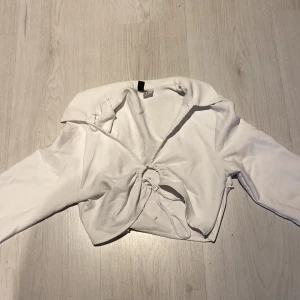 H&M tröja  - Vit kort H&M tröja i storlek xs/32 (har också en i storlek s/38) oanvänd (köparen står för frakt)