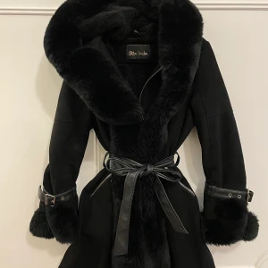 DAM JACKA  - SÄLJER  Vinterjacka Dam med päls.   Nypris 5000 Mitt pris 1900kr Storlek M  Finns i Tullinge.   Eller så fraktar jag spårbart gratis.   Skambud ignoreras då det är prutat och klart.   Först till kvarn.  