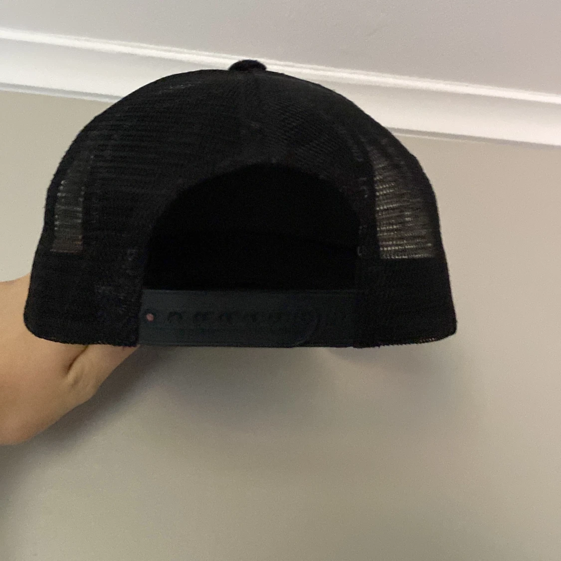 En svart keps oanvänd då den inte passa min huvudform  - 91