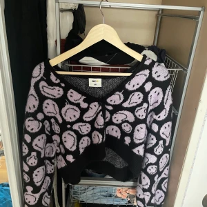 Smile X h&m tröja  - Köpte för nåt år sedan kanske. Aldrig använt för bytte stil. Original pris:300kr. Tror inte den finns kvar. Frakt: 20kr