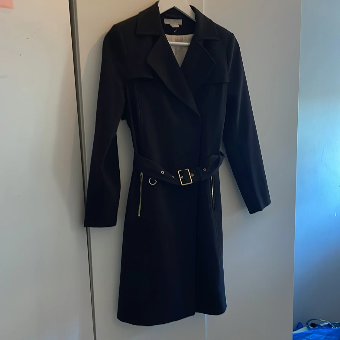 Svart kappa med guld detaljer 