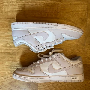 Nike dunks low  - Ett par välvårdade Nike dunks low för ett bra pris säljs. Har använt Max 2 gånger, ej creasade eller avtryck på att skon är använd. Pris kan diskuteras. Frakt står köparen för. Köpt för 2200. Tveka inte på att höra av er<3