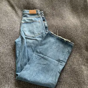 Blåa Ginatricot jeans, ganska vida ben med slitningar. Skriv för fler bilder