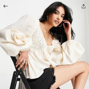 Topp  - Jätte fin bohemisk topp/blus.. Säljer då jag inte hann returnera och den inte passar mig som gravid.. Prislappar sitter fortfarande på.. Nypris: 459kr 