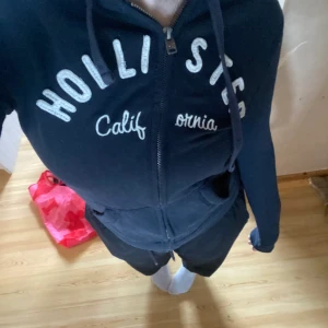 Hollister zip up mörkblå - Älskade den här men det är inte min stil längre!❤️