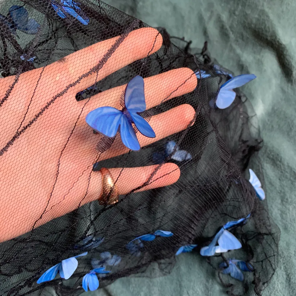 Söt mesh topp med blå fjärilar, helt sagolik och oanvänd . Blusar.