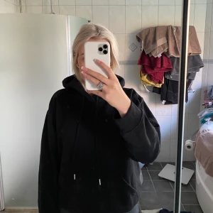 Svart Hoodie - Svart hoodie från hm, fint skick💕