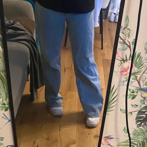 Asymmetriska jeans  - Säljer ett par supercoola asymmetriska jeans från strandivarius, använt 2 ggr. Obs! Dom är avklippta längst ner då dom var för långa för mig. Nypris:359kr Mitt pris:199kr+frakt💘