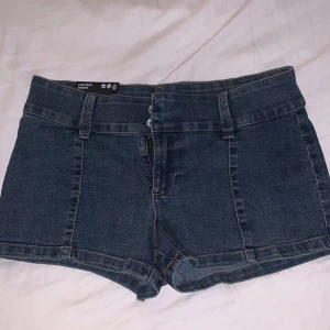 Low Waits Shorts  - Helt nya shorts och dom är aldrig använda! Ny pris 249kr