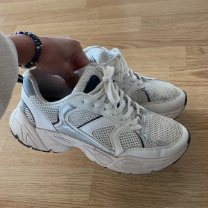 Hm chunky sneakers  - Tror dessa sneakers från hm är slutsålda. Liknar Axel arigato maraton och new balance 530. Stl 38, använda ngr gånger.   Zadig, valentino väska, fjällräven jacka, Weekday jeans, Levis, ysl, ugg, balenciaca 