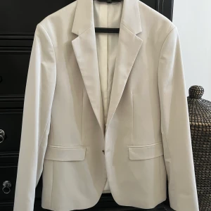 Zara kavaj - Snygg Zara kavaj! Har endast använt den en gång så skicket är 10/10