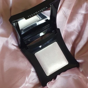ILLAMASQUA Beyond Powder – Deity - Testad 1gång, sjukt fin men har typ 1000st highlighters. Fraktsumman blir 19kr (frakt m frimärke) vid direkt swish till mig, välj ej Köp Nu isåfall. Samfraktar för minsta möjliga frakt kostnad för dig. Kontakta mig angående detta