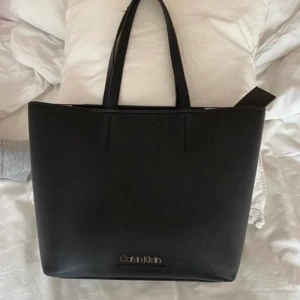 Calvin Klein väska - Hej! Säljer min calvin klein väska då jag nyligen köpte en annan så jag har ingen direkt användning av denna längre. I gott skick! Tar bara emot kontanter och skickar inte väskan.
