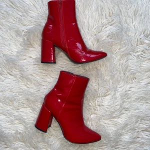 Röda klackar Asos, storlek 5 (37-38) - Knallröda klackar i lack från Asos, storlek 37-38, lite repor på insidan och klack. 