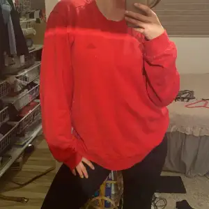 Fin röd adidas tröja i storlek L! 