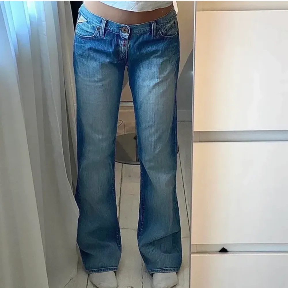 Säljer mina low waist bootcut Replay Jeans då de är för små!💞 De är i toppenskick och har inga defekter. Köpte de här på Plick och har använt ett fåtal gånger tills de blev för små💞. Midjemåttet är 39 cm rakt över och de är i str w25 l34. Lånade bilder!!💞. Jeans & Byxor.