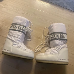 Moon boots - FINNS KVAR!!! Nya moon boots strl 35-38. Jag har 38 och dom sitter kanon! Men jag har hitttat andra skor att ha istället, så därför vill jag sälja dom, använda en gång! Köpta för 3månader sen!  Kan även tänka mig byta mot svarta i lägre modellen 