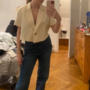 Kavaj med korta ärmar från zara - Beige kavaj med korta ärmar från zara i storlek M🫶🫶