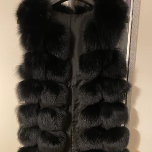 Svart Äkta Pälsväst - Svart äkta pälsväst ALDRIG använd! (Liten tagg kvar) Ord pris 3500. Bud kan ges :)