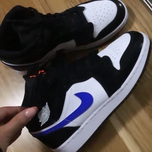 Jordan 1 mid ”Racer blue”  - Stl 38 med orginalbox och kvitto på mejl! Köpta på soleplus.se för 2799kr säljs nu för 1699kr använda 2 gånger bara är i super fint skick! Super kolla swipea till bild 2 som är tagen med blixt dessa har reflex på sin Swoosh ✨✨✨✨✨😍 