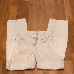 Vita lowwaist jeans  - Vita lowwaist jeans från weekday i modeller arrow, tecken på användning finns! Jättesnygga!