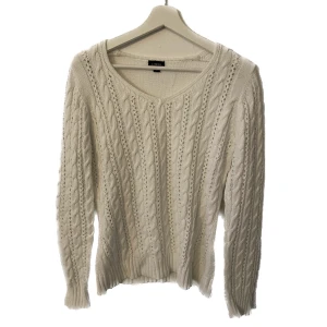 Kabelstickad - Kabelsticka vit tröja🔥