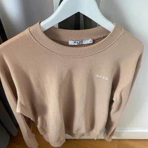 Sweatshirt - Säljer denna tröja från NA-KD då den inte kommer till användning, i jättebra skick. 