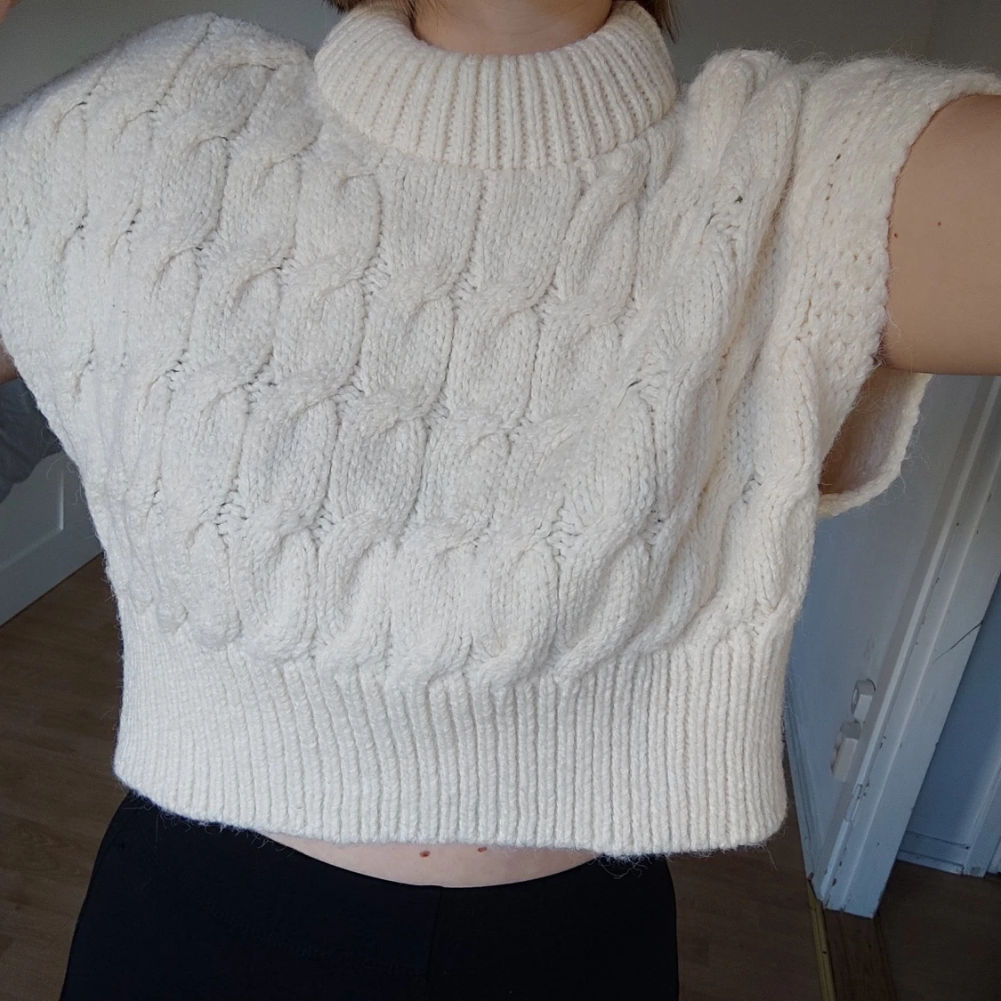 Short knitted sweater 