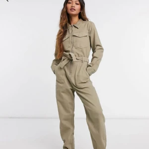 Weekday overall  - En snygg overall från weekday som tyvärr är för liten för mig. Den är snyggt beige (ser lite brunare/varmare ut än vad den är på min bild) med ett snyggt band i midjan. Passar perfekt nu till hösten! Kostar som ny 830:- från Asos.