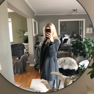 Grå kappa🍁 - Grå och höstig kappa från Mango i wool blend. Använd ett fåtal gånger därför fint skick!🍂